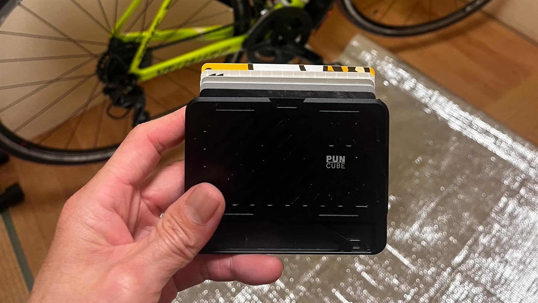 ロードバイクを背景に、Mech Walletからカードをスライドさせる手元(yukimura.d.o.cyclistさん提供)