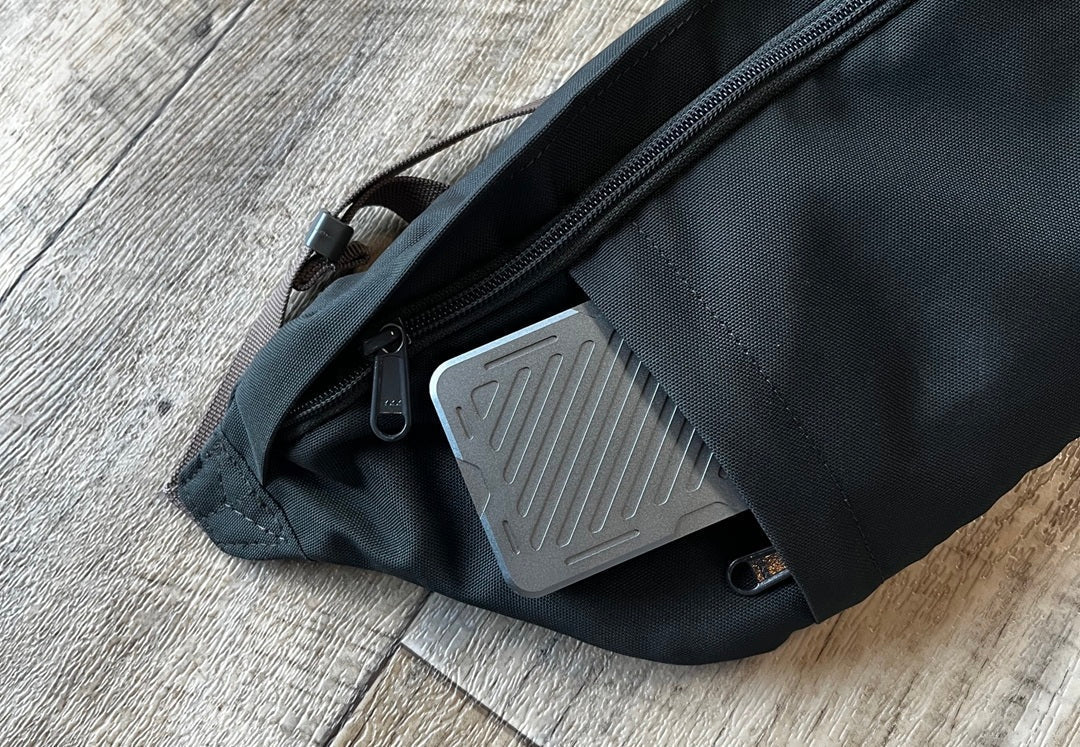 二つ折りウォレットを装着したMech Walletとボディバッグ
