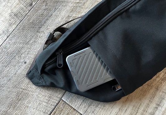 二つ折りウォレットを装着したMech Walletとボディバッグ
